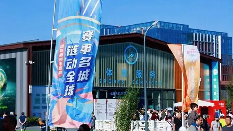 “梅龙克赛两轮领先，开云入口，11杆 13人团队优势显著扩大”
